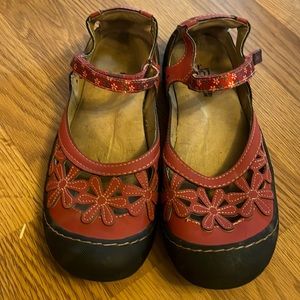 JBU cute red flower patterned closed toe sandals- size 9